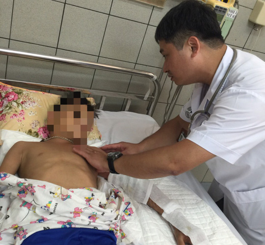 Bị rắn hổ mang cắn, bé trai 10 tuổi suýt mất cánh tay vì đắp hạt đậu lào