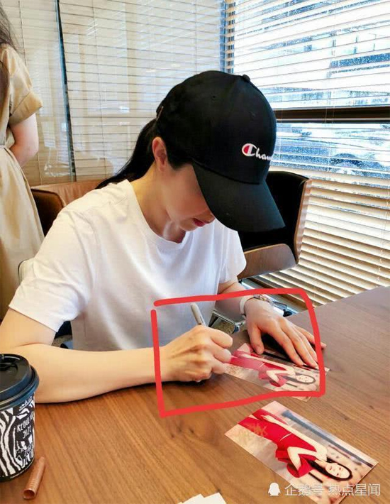 Đổng Tuyền tháo nhẫn cưới sau scandal chồng hiếp dâm, đi tù