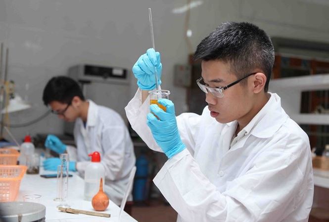 Đôi bạn từng giành 2 HCV Olympic Quốc tế dắt tay nhau nhận học bổng toàn phần của ĐH số 1 thế giới MIT