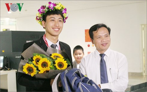 Đôi bạn từng giành 2 HCV Olympic Quốc tế dắt tay nhau nhận học bổng toàn phần của ĐH số 1 thế giới MIT