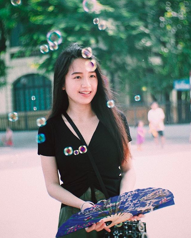 Chị gái xinh đẹp của hotgirl Lào gốc Việt bất ngờ đăng ảnh đang đi chơi tại Việt Nam