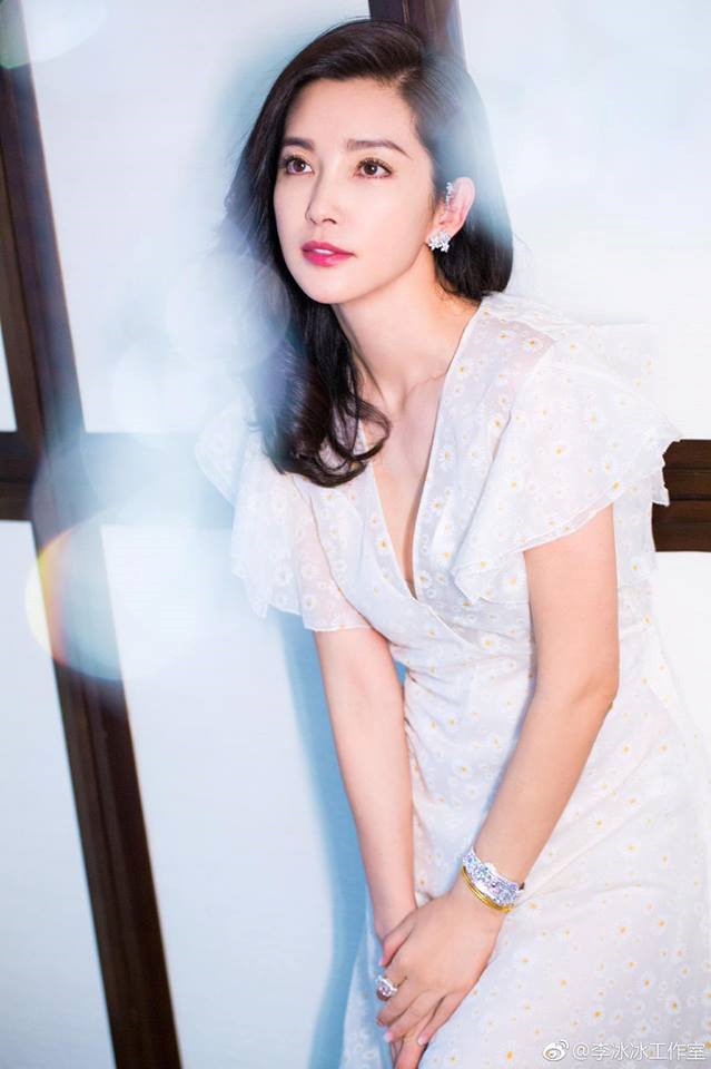 Lý Băng Băng tuổi U50: Vẫn trẻ như gái đôi mươi, bạn trai kém 16 tuổi