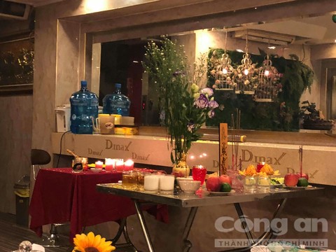 Kiểm tra nhà hàng tươi mát ở Sài Gòn, phát hiện thầy pháp đang cúng... xả xui