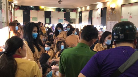 Kiểm tra nhà hàng tươi mát ở Sài Gòn, phát hiện thầy pháp đang cúng... xả xui