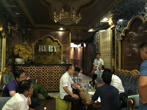 Kiểm tra nhà hàng tươi mát ở Sài Gòn, phát hiện thầy pháp đang cúng... xả xui