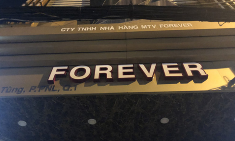 Kiểm tra nhà hàng tươi mát ở Sài Gòn, phát hiện thầy pháp đang cúng... xả xui