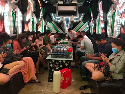 Kiểm tra nhà hàng tươi mát ở Sài Gòn, phát hiện thầy pháp đang cúng... xả xui