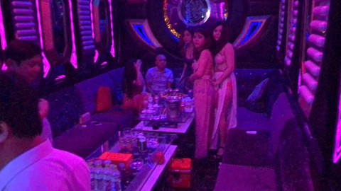 Kiểm tra nhà hàng tươi mát ở Sài Gòn, phát hiện thầy pháp đang cúng... xả xui