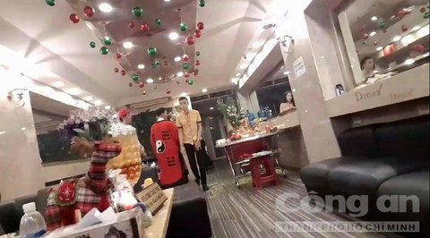 Kiểm tra nhà hàng tươi mát ở Sài Gòn, phát hiện thầy pháp đang cúng... xả xui
