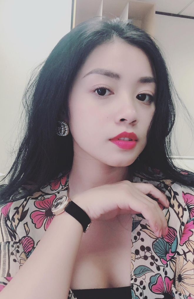 Xin info cô nàng xinh đẹp vừa rửa bát vừa hát, dân tình choáng khi biết tuổi thật và profile không phải dạng vừa