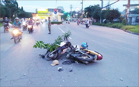 Xe máy đấu đầu dính chặt trên đường khiến 2 người nhập viện