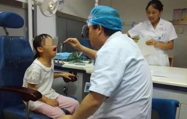 Con gái càng lớn càng xấu xí hơn trước, cha quyết định đưa đi khám mới giật mình