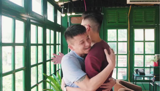 Chuyện lạ có thật: Mẹ và con trai tự tay chuẩn bị tiệc kỷ niệm 3 năm yêu nhau của bố và người yêu bố