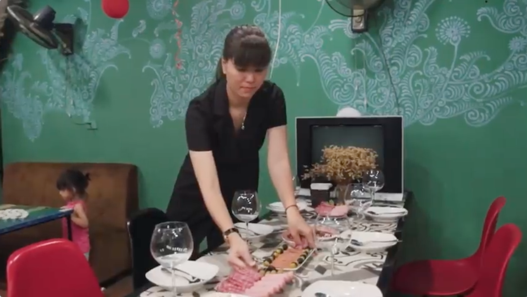 Chuyện lạ có thật: Mẹ và con trai tự tay chuẩn bị tiệc kỷ niệm 3 năm yêu nhau của bố và người yêu bố