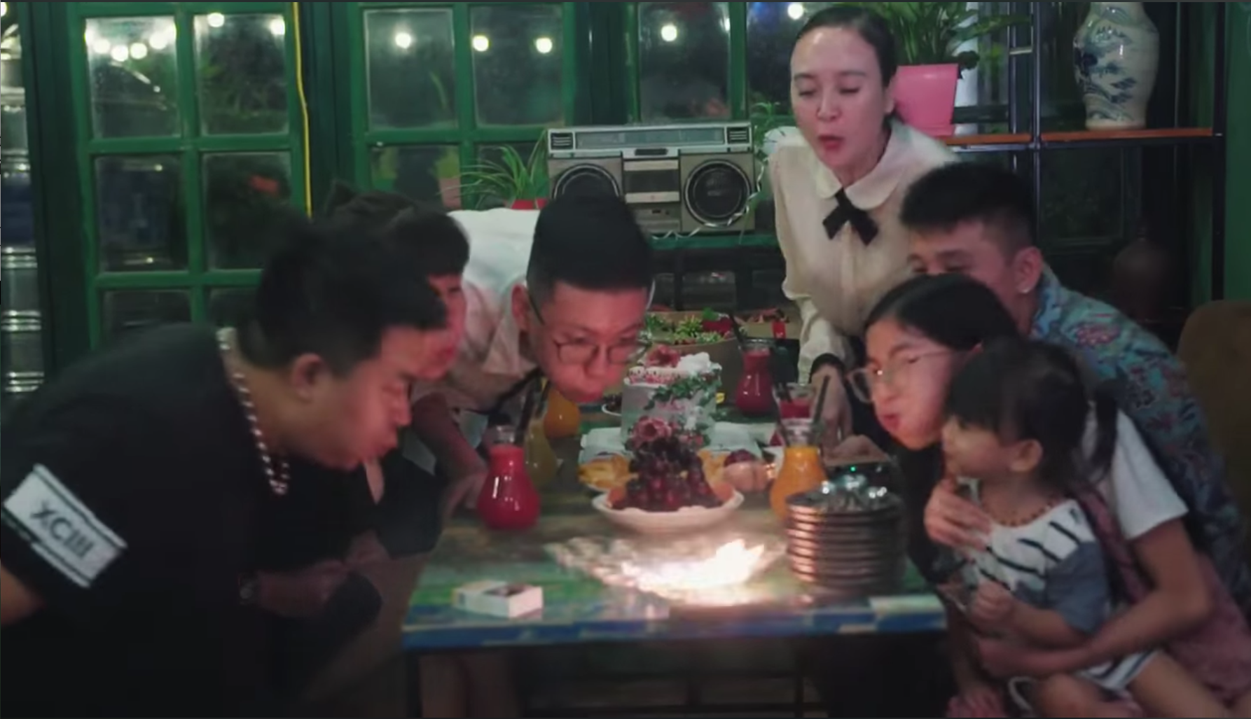 Chuyện lạ có thật: Mẹ và con trai tự tay chuẩn bị tiệc kỷ niệm 3 năm yêu nhau của bố và người yêu bố