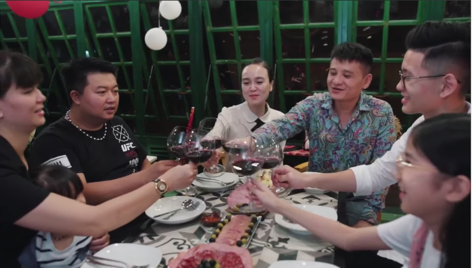 Chuyện lạ có thật: Mẹ và con trai tự tay chuẩn bị tiệc kỷ niệm 3 năm yêu nhau của bố và người yêu bố