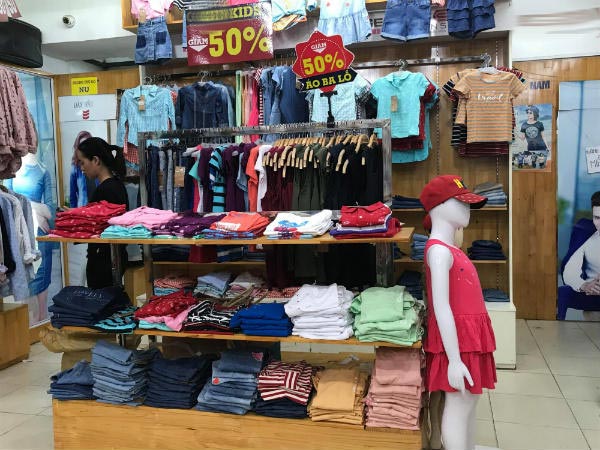 Đua nhau giảm giá khủng, cửa hàng thời trang vẫn hốt bạc tháng cô hồn