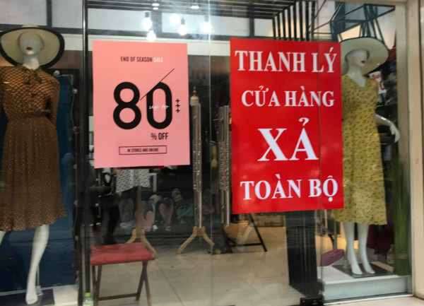 Đua nhau giảm giá khủng, cửa hàng thời trang vẫn hốt bạc tháng cô hồn