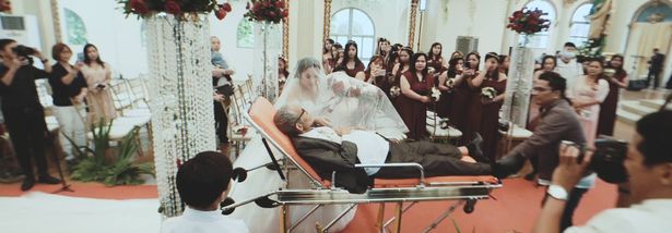 Rơi nước mắt trước hình ảnh cha bệnh nặng nằm trên cáng vẫn gắng nắm tay đưa con gái vào lễ đường