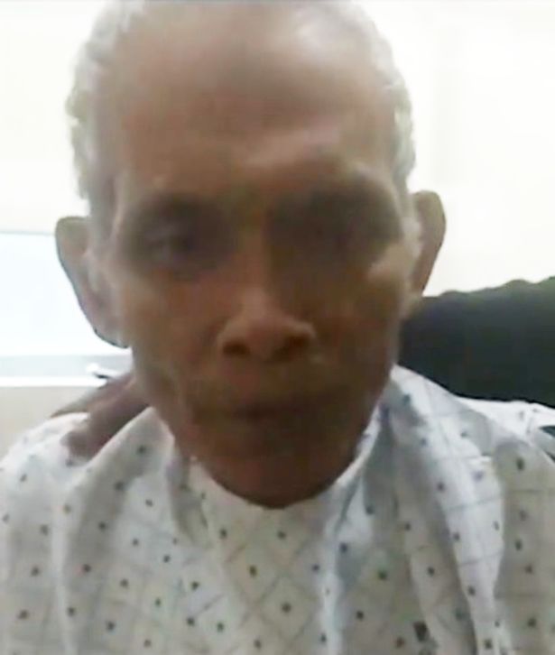 Rơi nước mắt trước hình ảnh cha bệnh nặng nằm trên cáng vẫn gắng nắm tay đưa con gái vào lễ đường