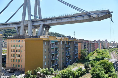 Trụ cầu cao tốc bị sập ở Italy tựa vào chung cư cũ suốt nhiều năm