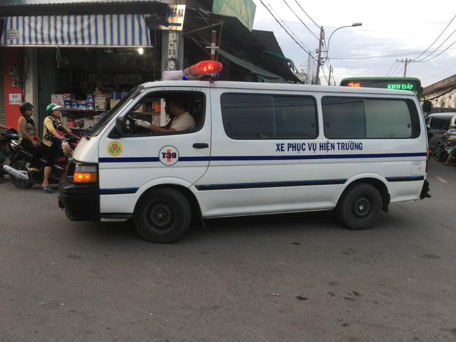 TP.HCM: Bé trai 2 tuổi rơi khỏi tay bố rớt xuống đường bị xe tải cán tử vong