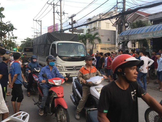 TP.HCM: Bé trai 2 tuổi rơi khỏi tay bố rớt xuống đường bị xe tải cán tử vong