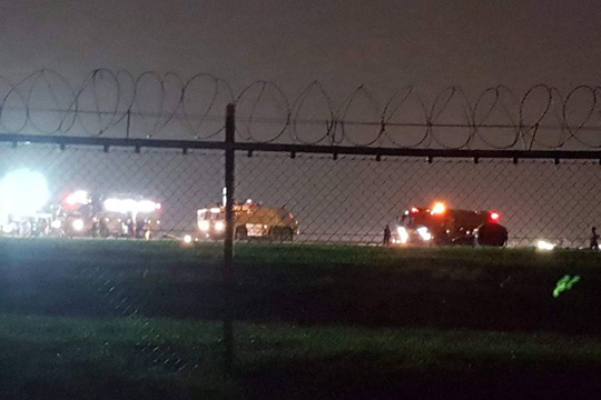 Máy bay Trung Quốc trượt khỏi đường băng, một động cơ rời ra