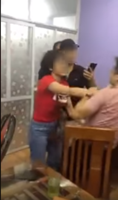 Bắt quả tang chồng dẫn cả nhà bồ trẻ đi ăn nhà hàng, vợ uất hận lao vào đánh ghen, bồ rút dép chống trả ầm ĩ