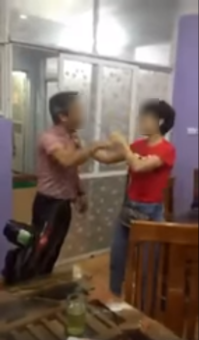 Bắt quả tang chồng dẫn cả nhà bồ trẻ đi ăn nhà hàng, vợ uất hận lao vào đánh ghen, bồ rút dép chống trả ầm ĩ