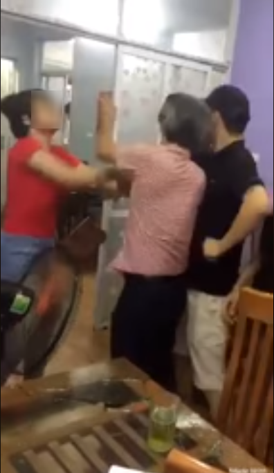 Bắt quả tang chồng dẫn cả nhà bồ trẻ đi ăn nhà hàng, vợ uất hận lao vào đánh ghen, bồ rút dép chống trả ầm ĩ
