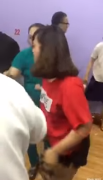 Bắt quả tang chồng dẫn cả nhà bồ trẻ đi ăn nhà hàng, vợ uất hận lao vào đánh ghen, bồ rút dép chống trả ầm ĩ