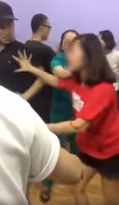 Bắt quả tang chồng dẫn cả nhà bồ trẻ đi ăn nhà hàng, vợ uất hận lao vào đánh ghen, bồ rút dép chống trả ầm ĩ