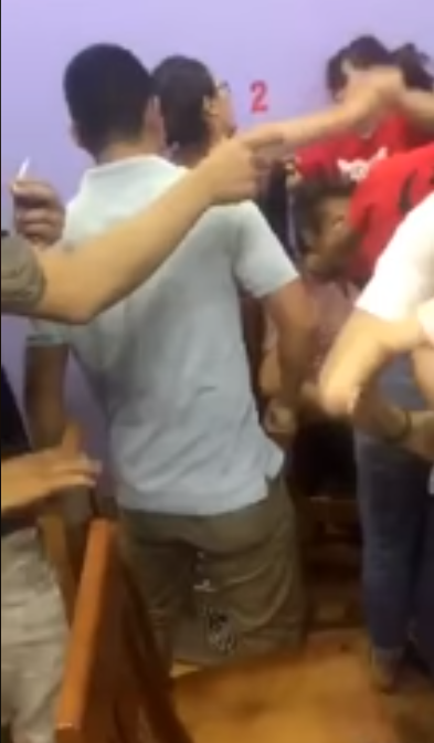 Bắt quả tang chồng dẫn cả nhà bồ trẻ đi ăn nhà hàng, vợ uất hận lao vào đánh ghen, bồ rút dép chống trả ầm ĩ