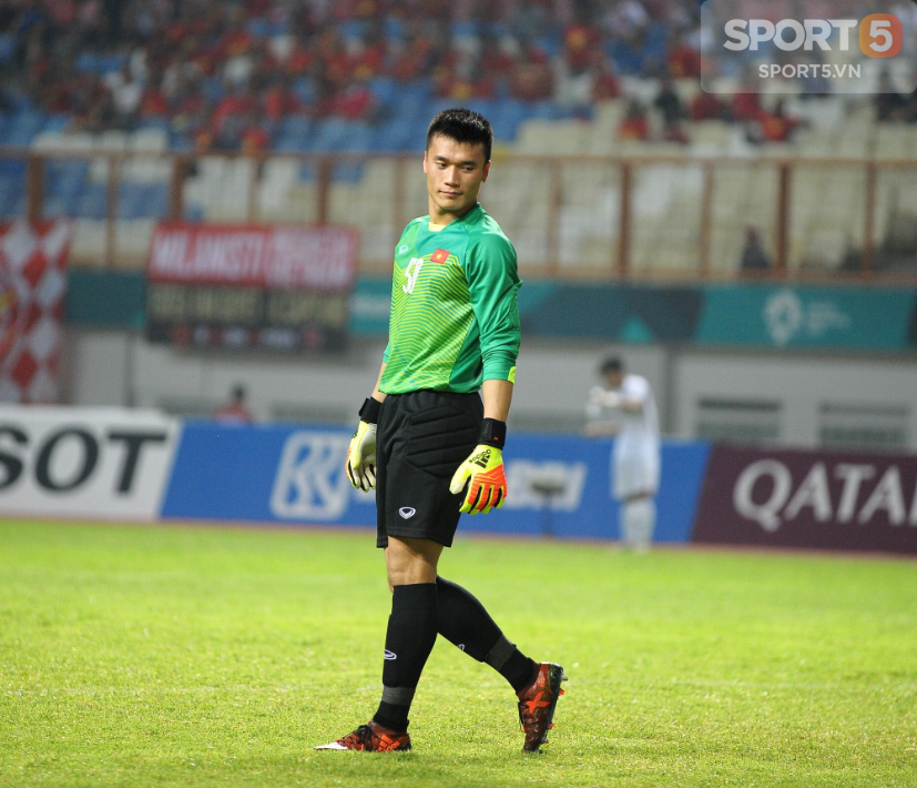 Bùi Tiến Dũng đi catwalk, tập thể dục trong trận gặp Olympic Nepal