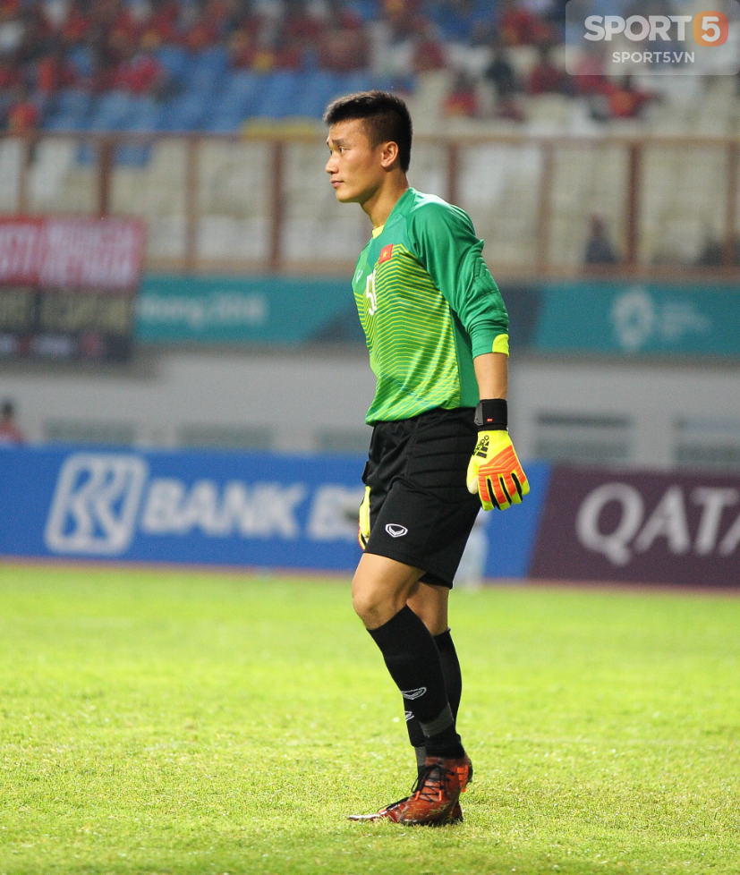 Bùi Tiến Dũng đi catwalk, tập thể dục trong trận gặp Olympic Nepal