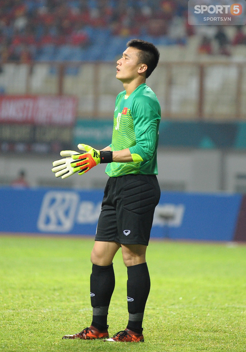 Bùi Tiến Dũng đi catwalk, tập thể dục trong trận gặp Olympic Nepal