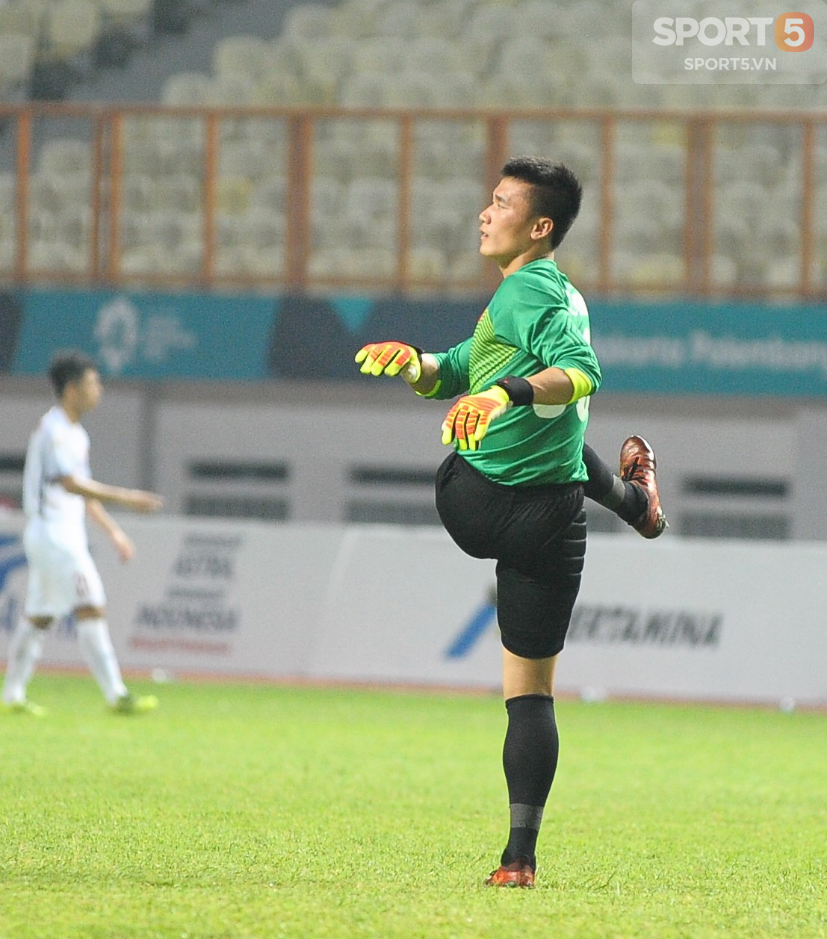 Bùi Tiến Dũng đi catwalk, tập thể dục trong trận gặp Olympic Nepal