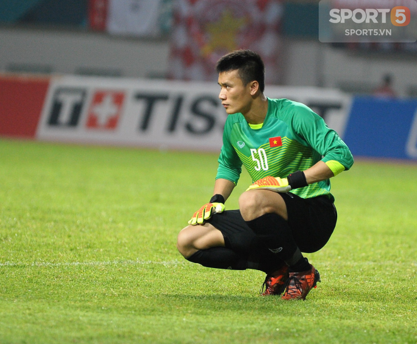 Bùi Tiến Dũng đi catwalk, tập thể dục trong trận gặp Olympic Nepal