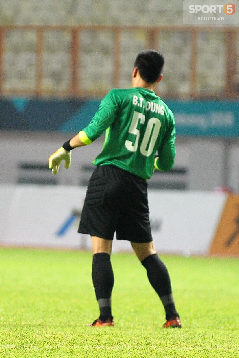 Bùi Tiến Dũng đi catwalk, tập thể dục trong trận gặp Olympic Nepal