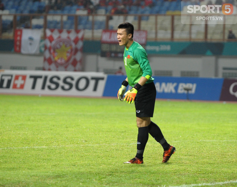 Bùi Tiến Dũng đi catwalk, tập thể dục trong trận gặp Olympic Nepal