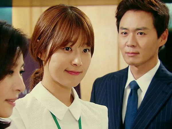 Chồng dẫn bồ vào nhà nghỉ, vợ bắt được chỉ chạy lại nắm tay kéo đi trong sự ngỡ ngàng của mọi người