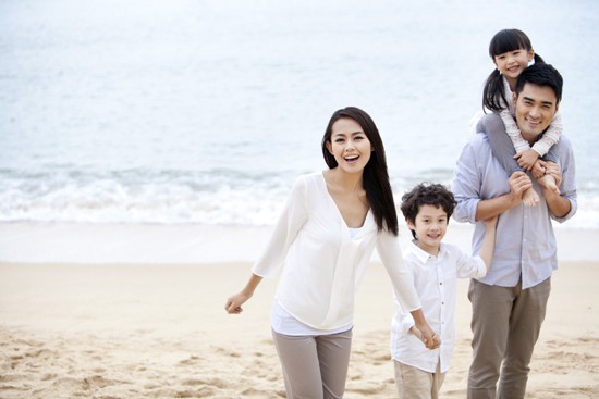 Chồng dẫn bồ vào nhà nghỉ, vợ bắt được chỉ chạy lại nắm tay kéo đi trong sự ngỡ ngàng của mọi người