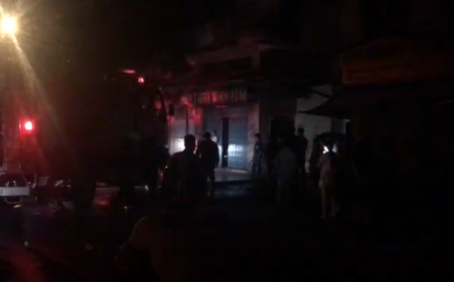 Cảnh sát phá cửa cứu 3 người trong căn nhà bốc cháy dữ dội giữa khuya