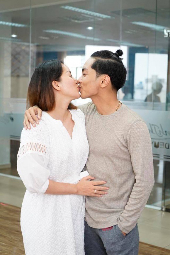 Khánh Thi hôn đắm đuối Phan Hiển, phủ nhận hôn nhân trục trặc