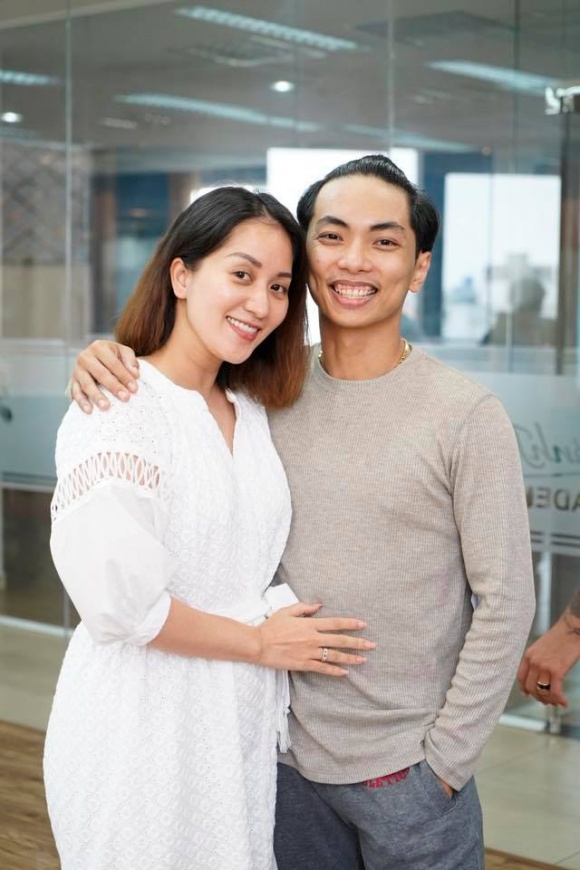 Khánh Thi hôn đắm đuối Phan Hiển, phủ nhận hôn nhân trục trặc