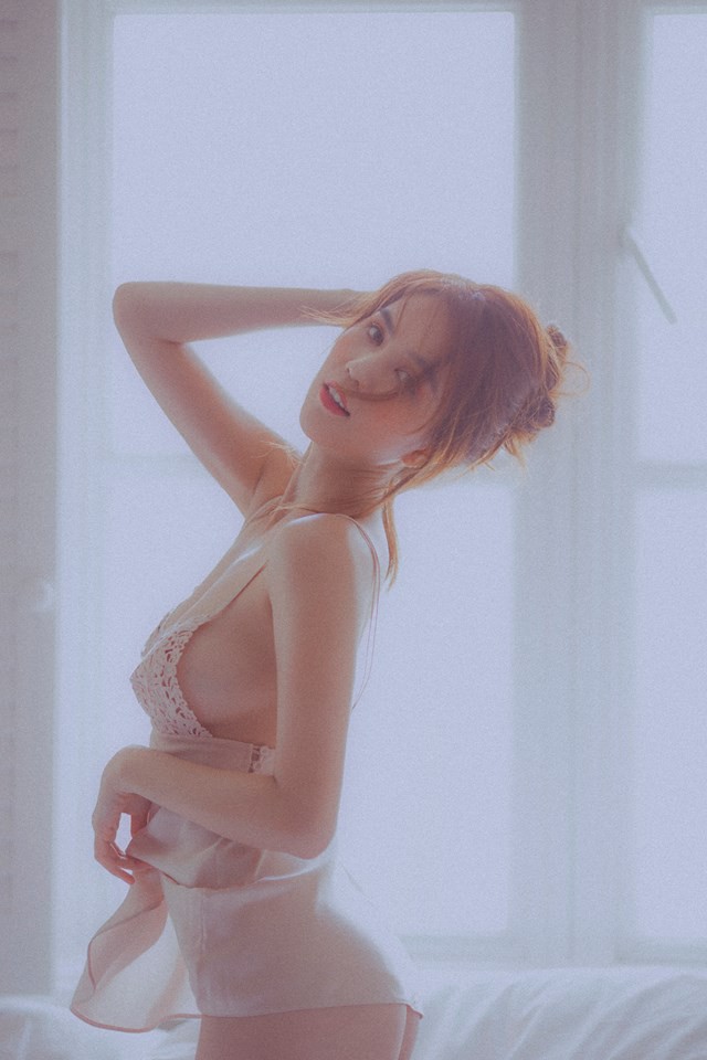 Ngọc Trinh nhí nhảnh khoe số đo 3 vòng gợi cảm với trang phục nội y