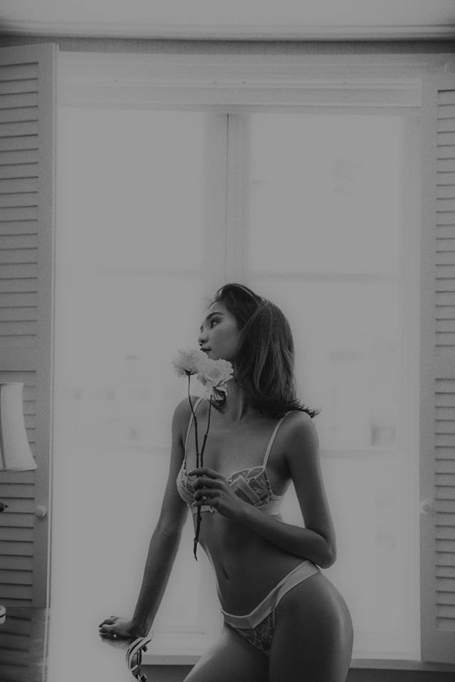 Ngọc Trinh nhí nhảnh khoe số đo 3 vòng gợi cảm với trang phục nội y