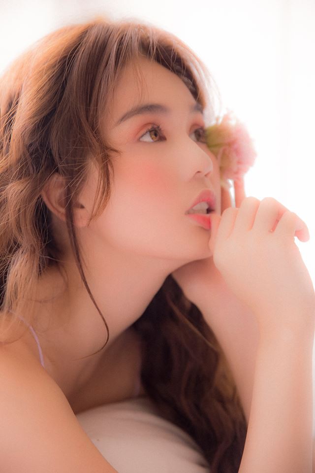 Ngọc Trinh nhí nhảnh khoe số đo 3 vòng gợi cảm với trang phục nội y