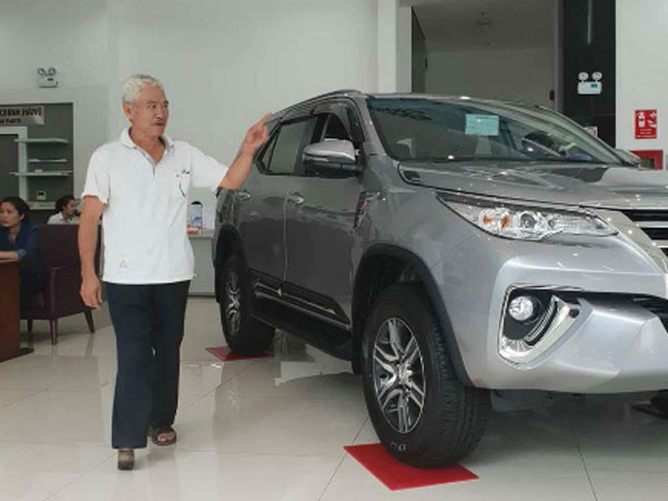 Khách Toyota Fortuner bị ép mua 100 triệu phụ kiện để nhận xe sớm